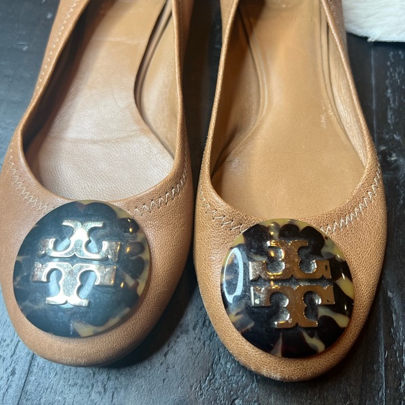 Tory Burch 6M Leather RoundToe Ballet Flat Tortoise Shell Logo Shoes - Picture 2 of 8